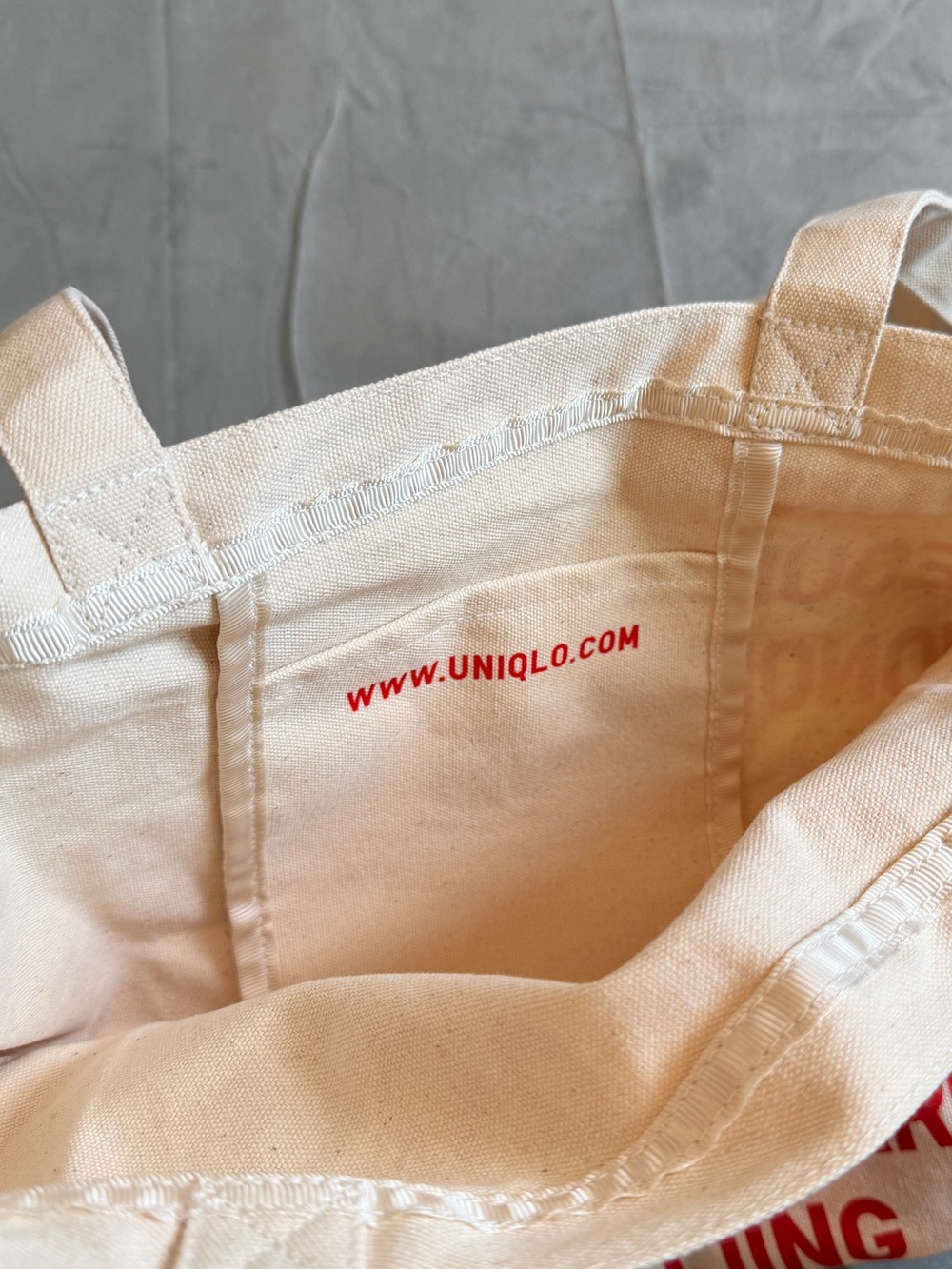 Brand New UNIQLO Red Text Canvas Tote Bag - Picture 4 of 5